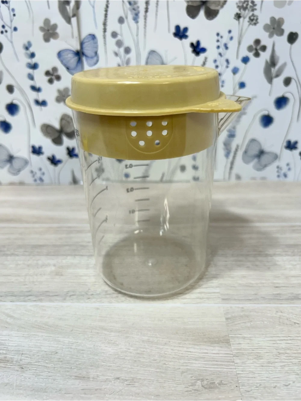 Vintage Measuring Cup Container 2 Cup 16 Oz Pourer Strainer Lid Retro Kitchen